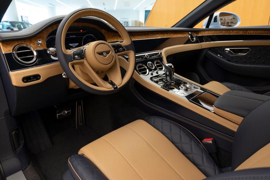 Интерьер Bentley Continental GT 2020 года  (UAE) (фото 8 из 10)